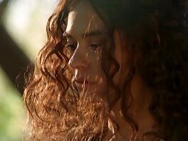Jessie guida l'asta del suo amante tra le sue gambe film hard vecchi