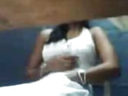 La video gay hard free donna dai capelli rossi sta ricevendo un massaggio