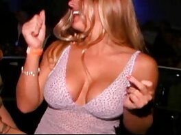 Una donna bionda si fa video hard tettone scopare al bar