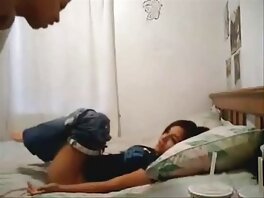 Una ragazza abbronzata cavalca video porno hard italiano il cazzo del suo coinquilino