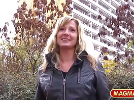 Signora dai capelli rossi che controlla gli film porno xxx gratis scoiattoli